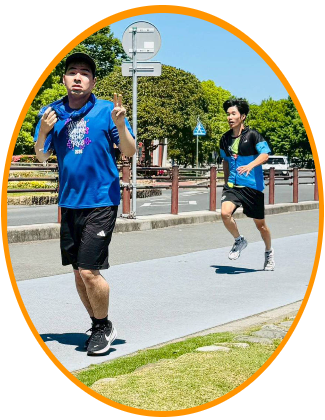 ウォーキングやランニングを楽しむ男性たち